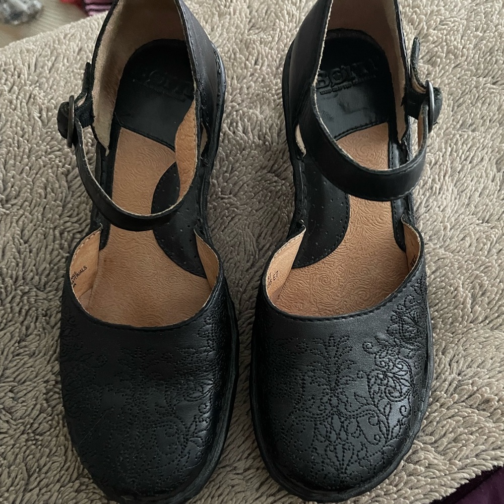Born black leather Mary Jane style sandals. Sz 6.5